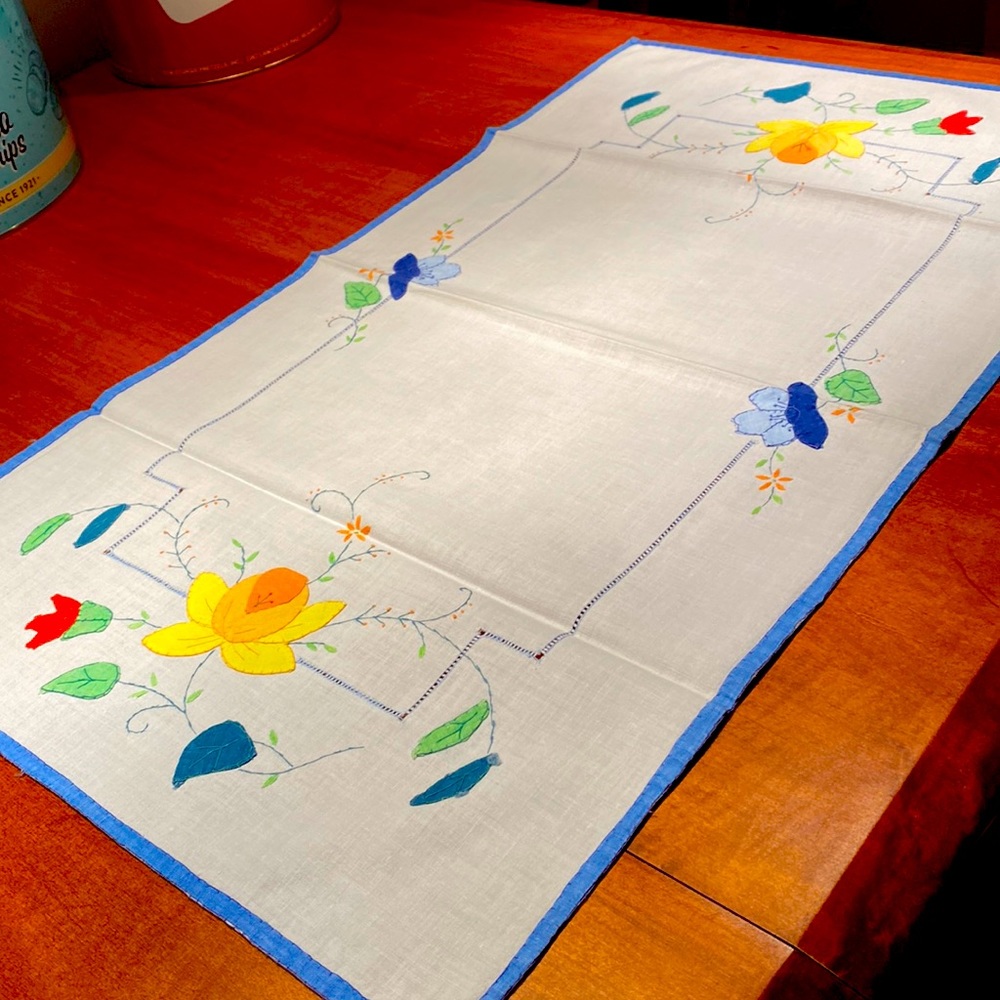 VINTAGE 28 inch by 16 inch runner appliquéd daffodil and tulip on white cotton